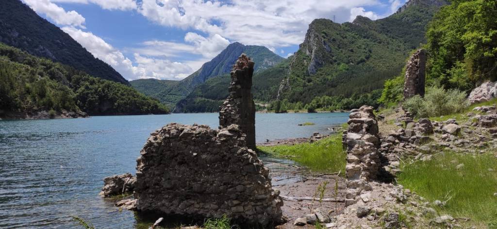 PANTÀ D’ESCALES Y MONASTERIO DE&nbsp;LAVAIX