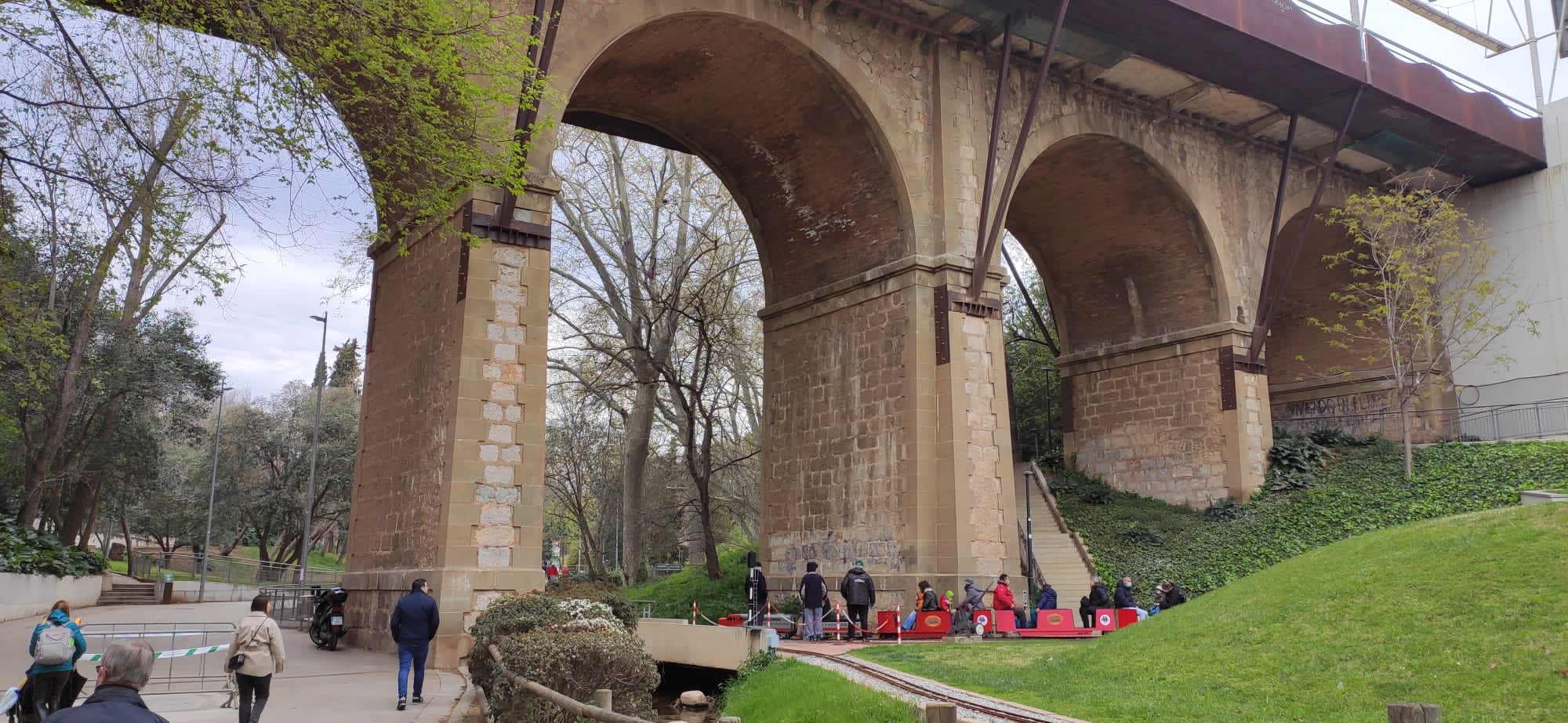 Tren a escala bajo puente