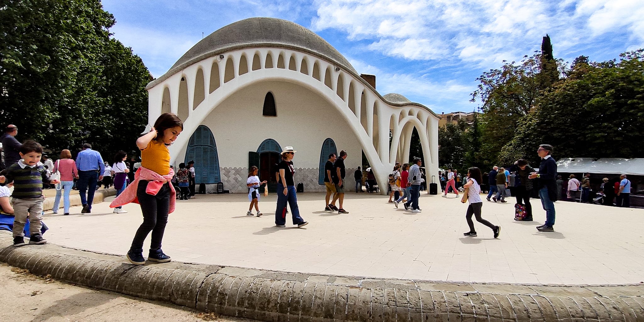 Masia Freixa Terrassa exterior amb detalls modernistes