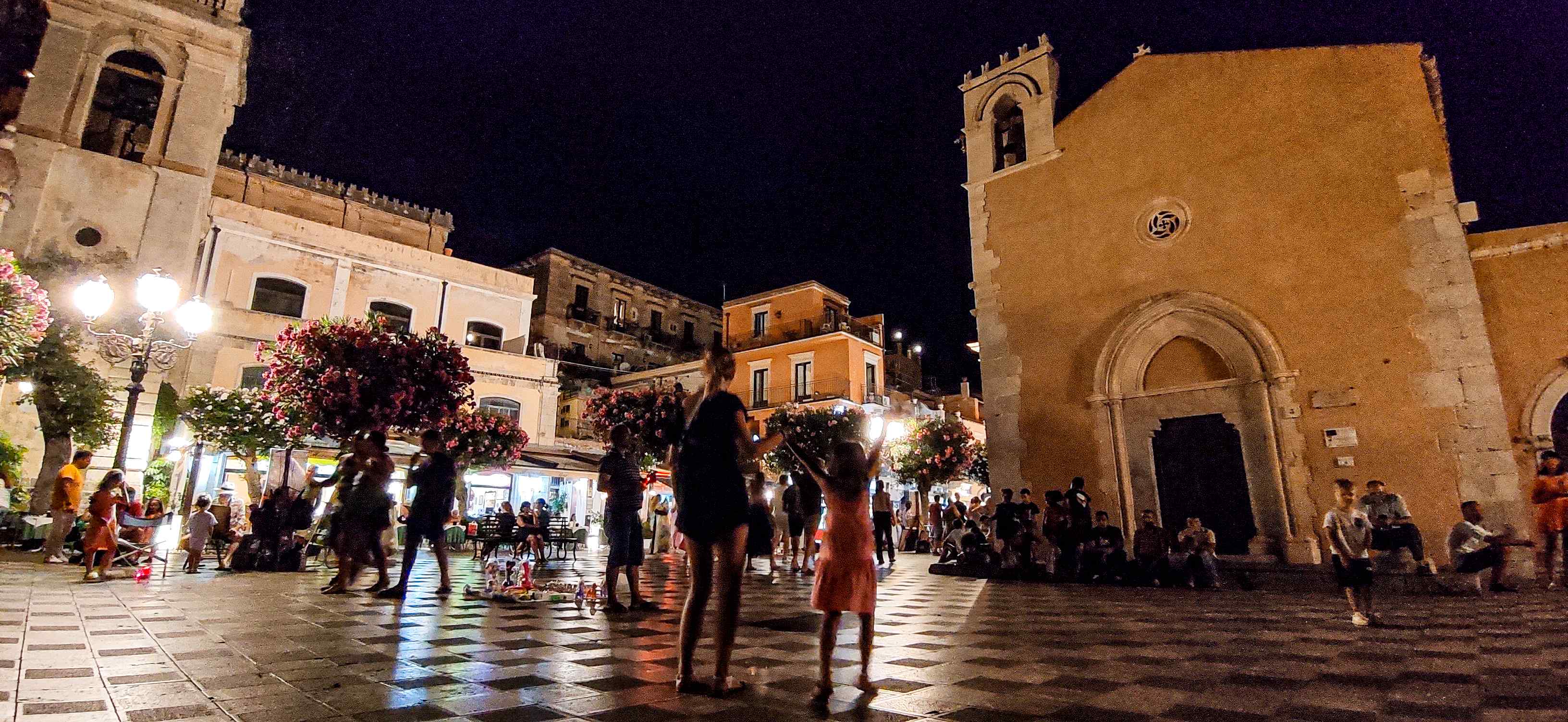 Taormina_sicilia_plaza_nocturna