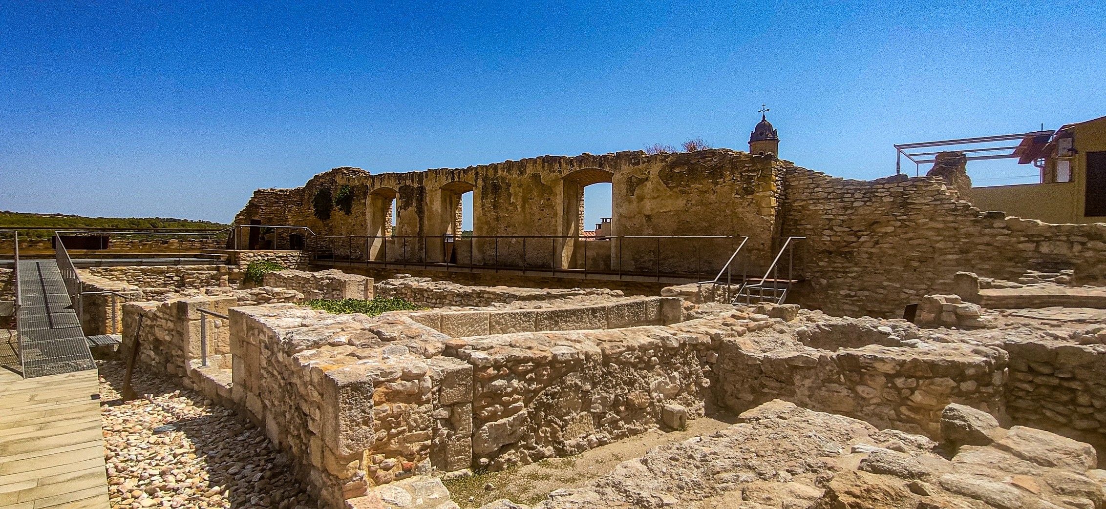 El castell d'El Catllar _pati exterior