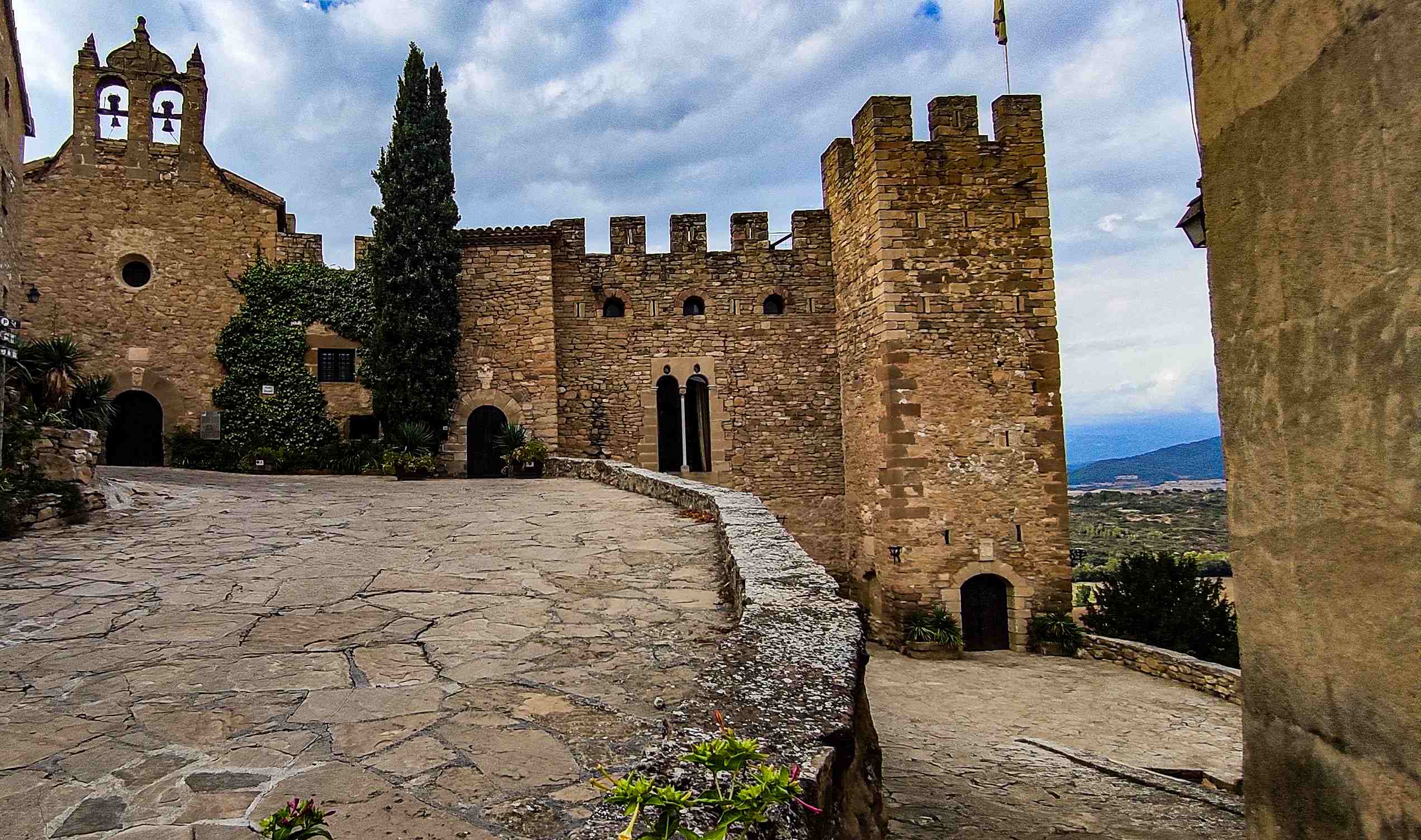Castell de Montsonis façana