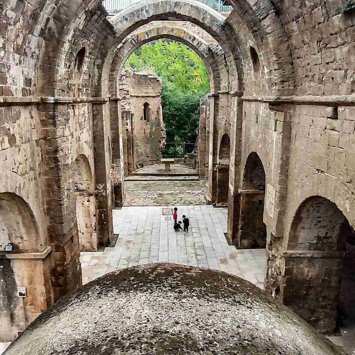 Santa Maria de Gualter: l’esquelet d’una esglèsia i un&nbsp;claustre