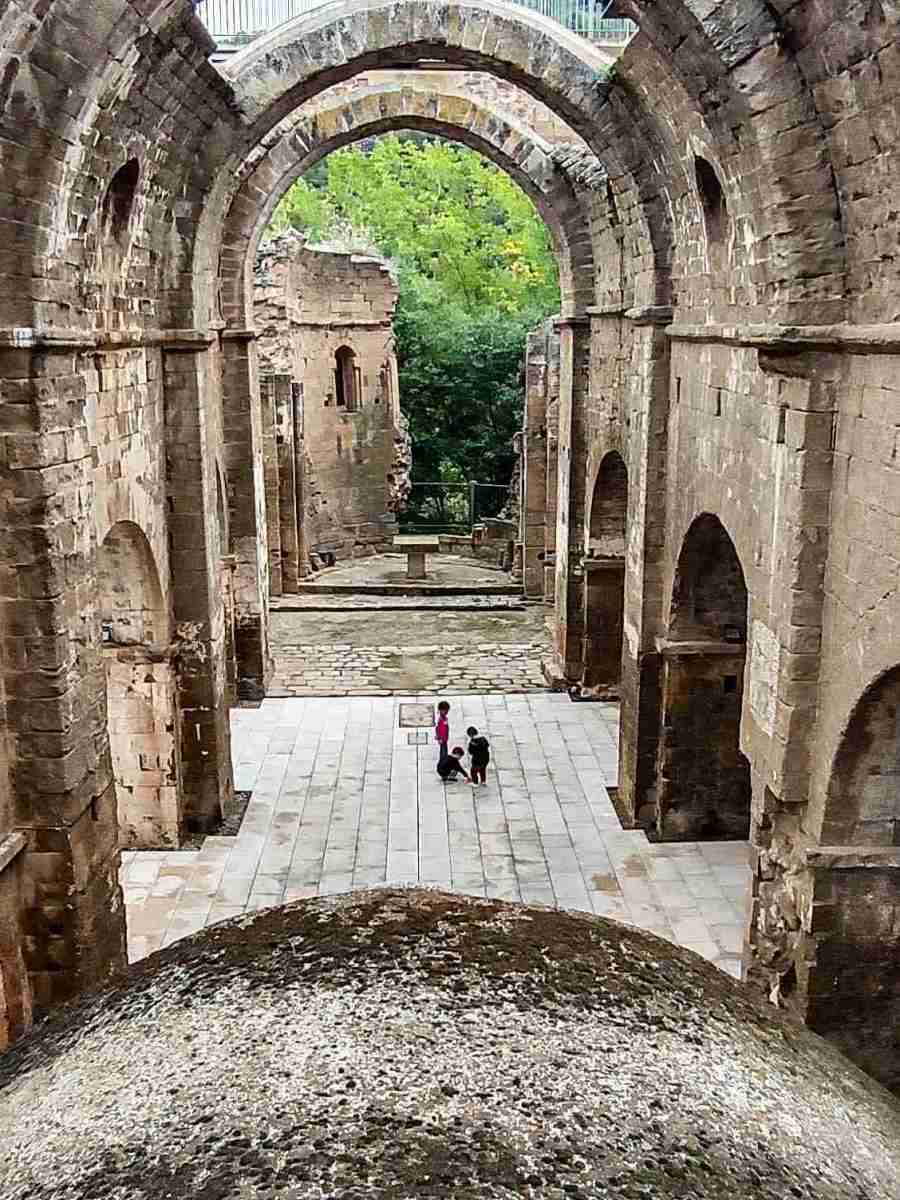 Santa Maria de Gualter: l’esquelet d’una esglèsia i un&nbsp;claustre