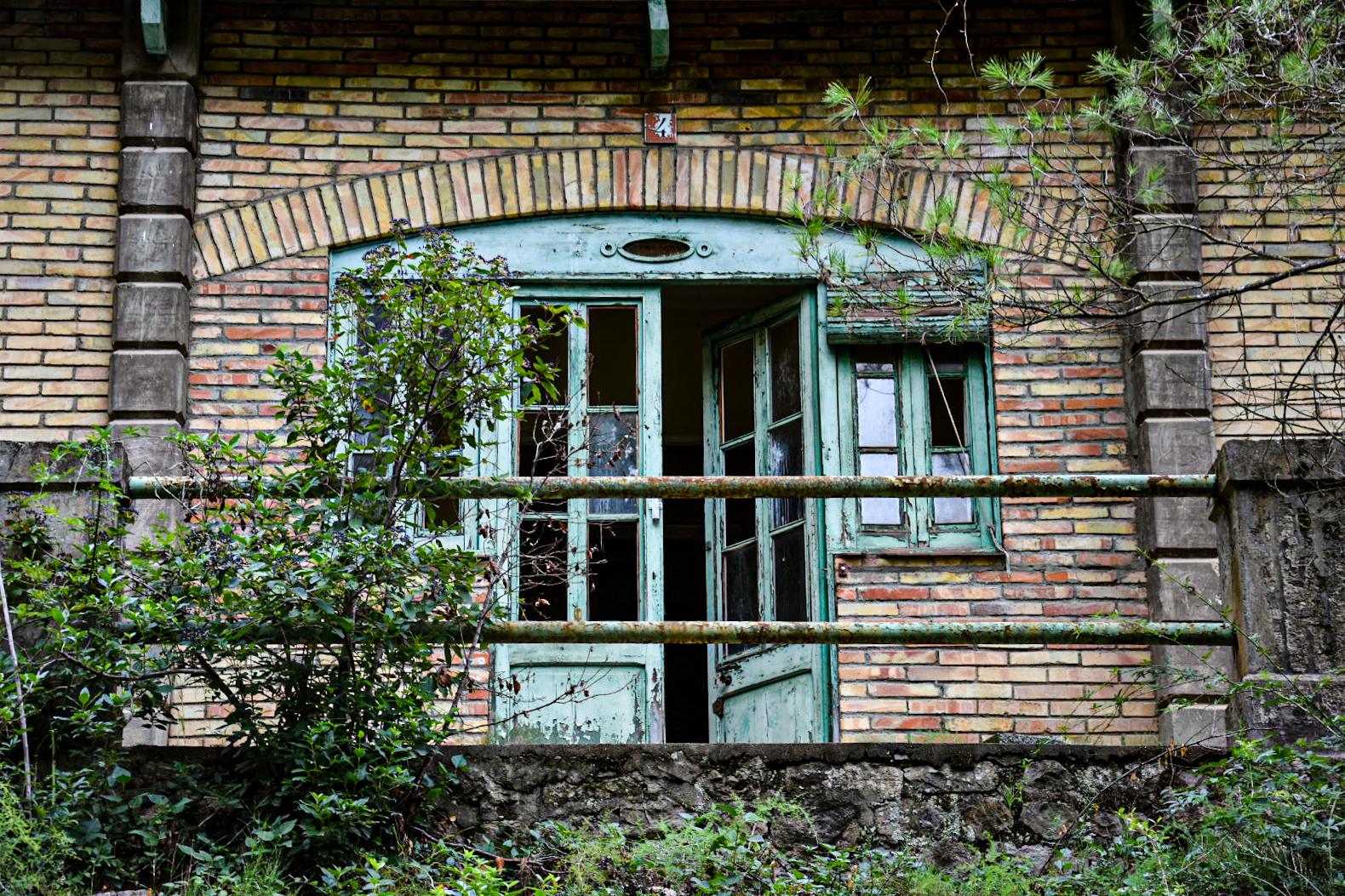Camarasa instalaciones abandonadas puerta