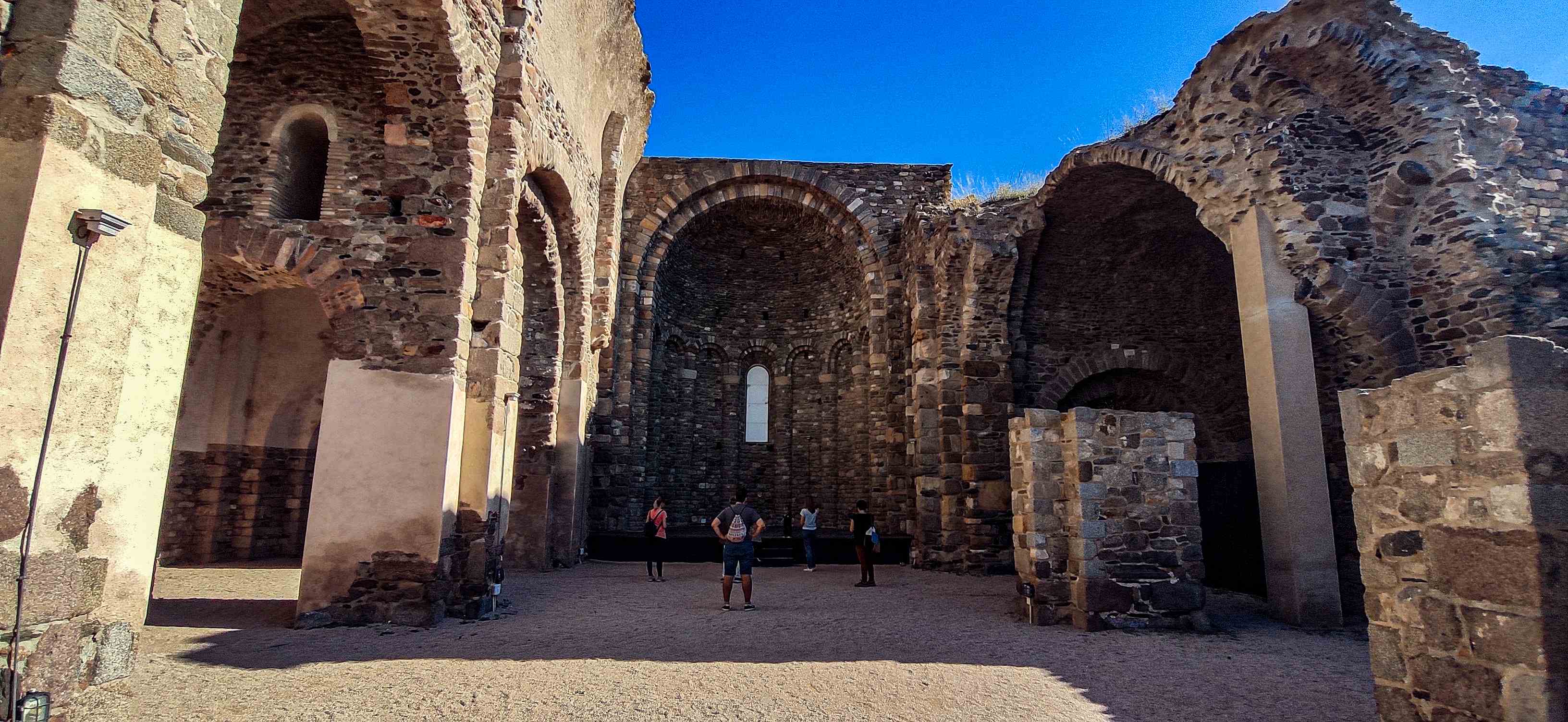 Roses - Ciutadella imagen interior de la iglesia