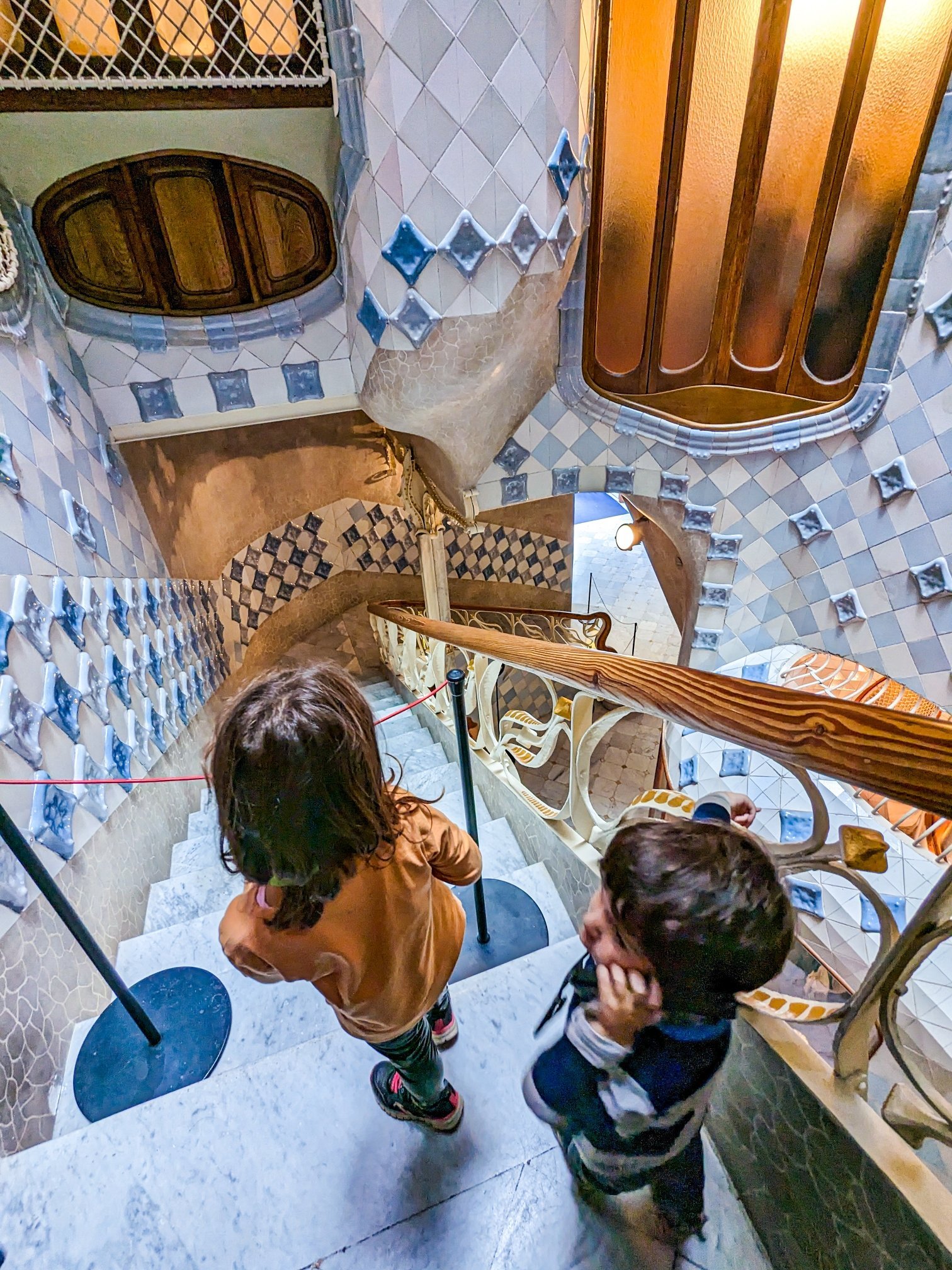 Gaudí - Casa Batlló - Barcelona - Escalera vista con niños