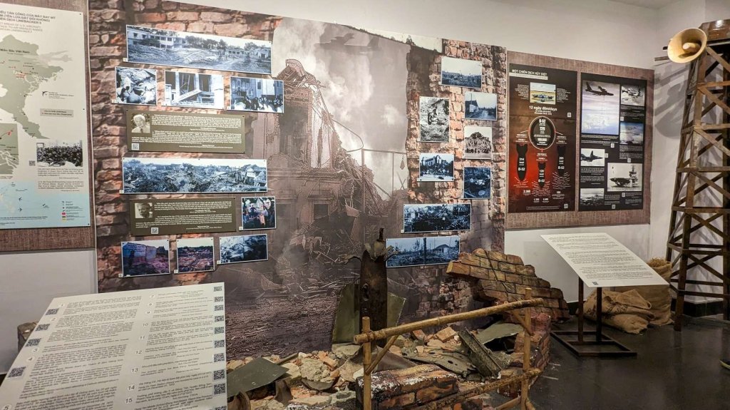Vietnam - Ho Chi Minh - Museo de la guerra exposición bombardeos