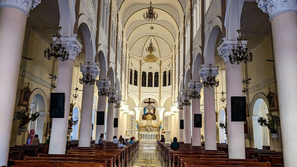Vietnam - Ho Chi Minh - Palacio de la reunificación - Iglesia "rosa"