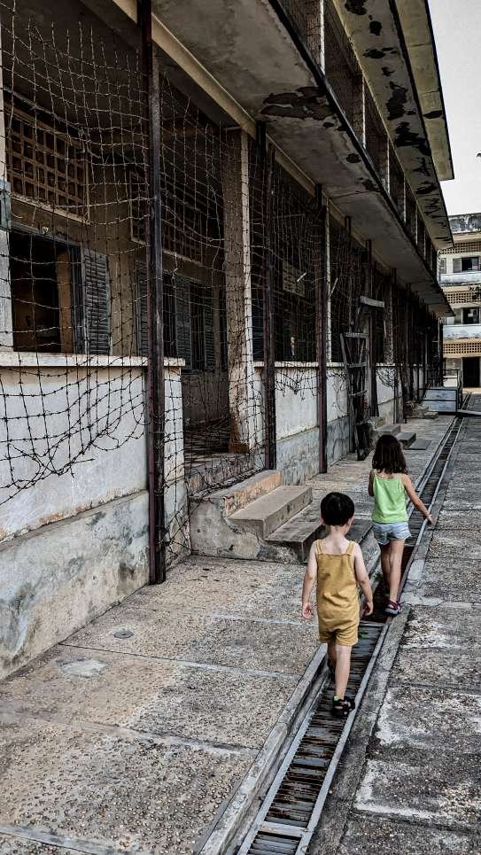 Camboya - Phnom Penh - Oficina S21 - Museo Tuol Seng - exterior edificio