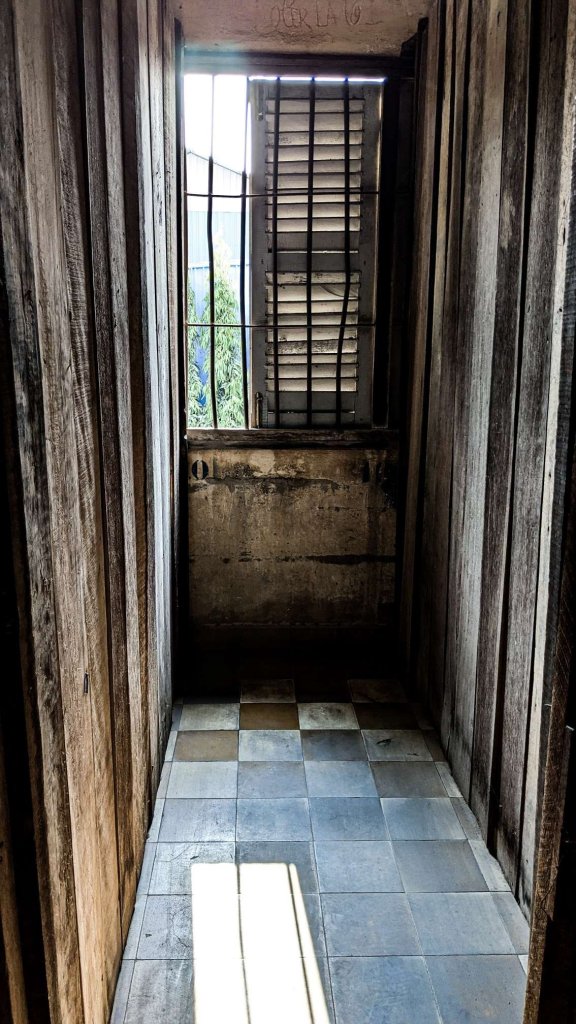 Camboya - Phnom Penh - Oficina S21 - Museo Tuol Seng - interior celdas madera