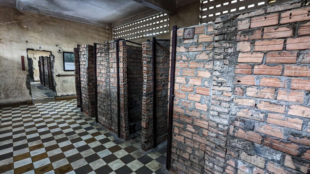 Camboya - Phnom Penh - Oficina S21 - Museo Tuol Seng - conjunto celdas ladrillo