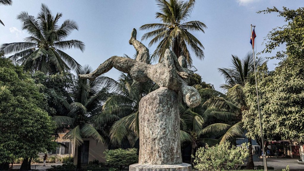 Camboya - Phnom Penh - Oficina S21 - Museo Tuol Seng - monumento