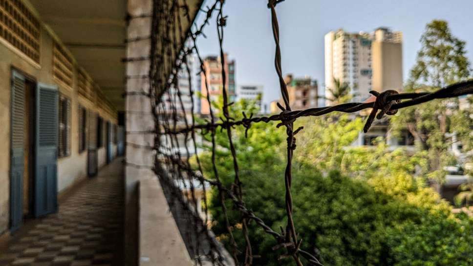Camboya - Phnom Penh - Oficina S21 - Museo Tuol Seng - rejas edificio