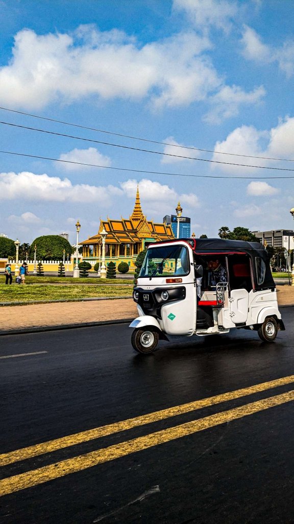 Camboya - Palacio Real Phnom Penh - exterior tuk tuk