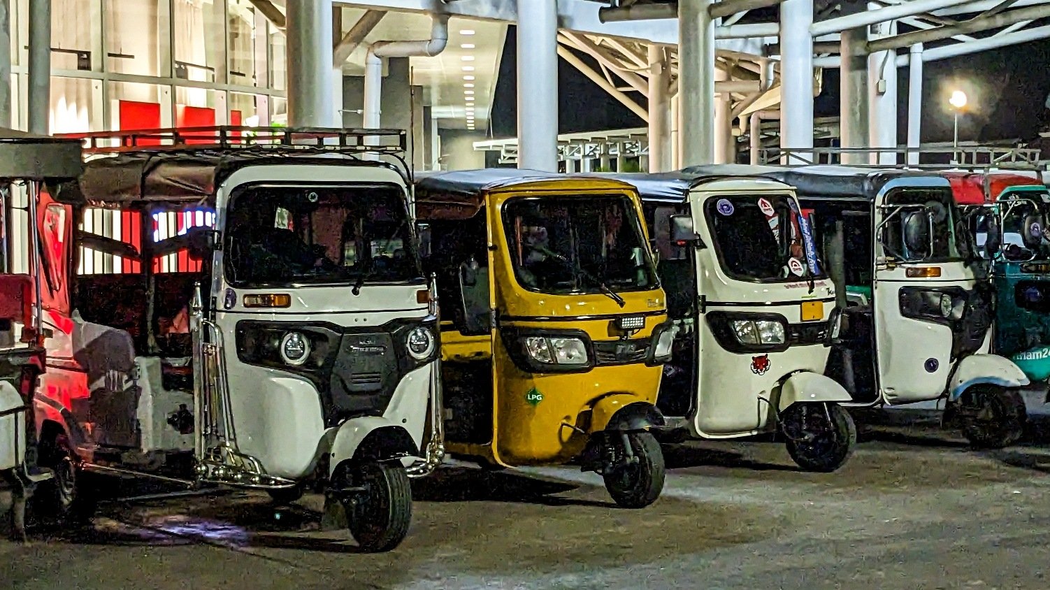 Camboya - Phnom Penh - Tuk tuks a la salida de un centro comercial