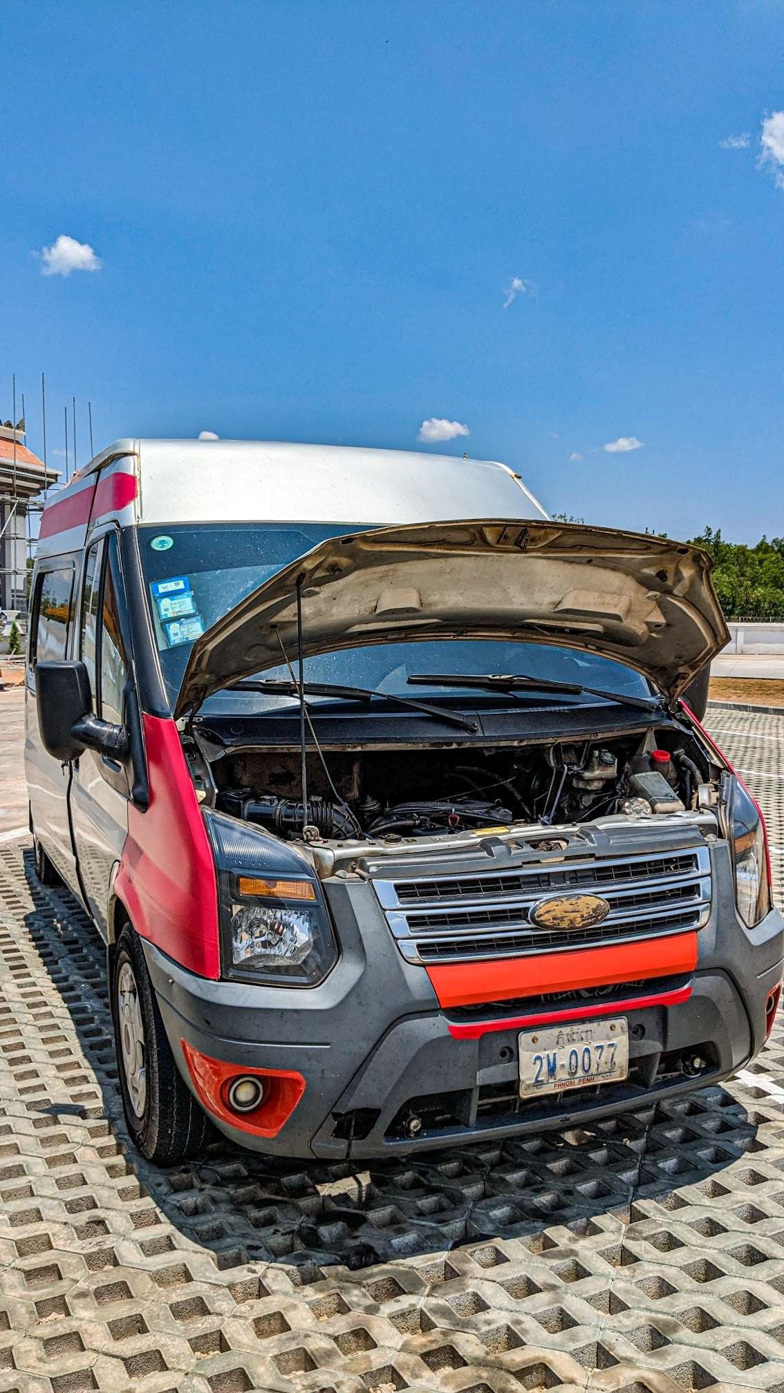 Imagen de una furgoneta de transporte de turistas con el capó abierto