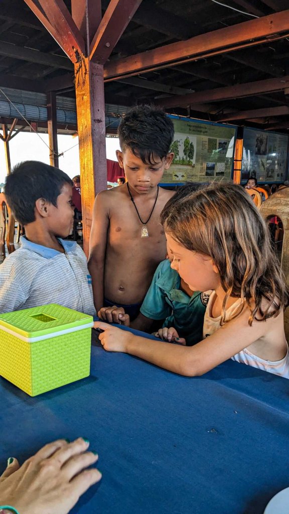 Camboya - Lago Tonle - Casa flotante - niños