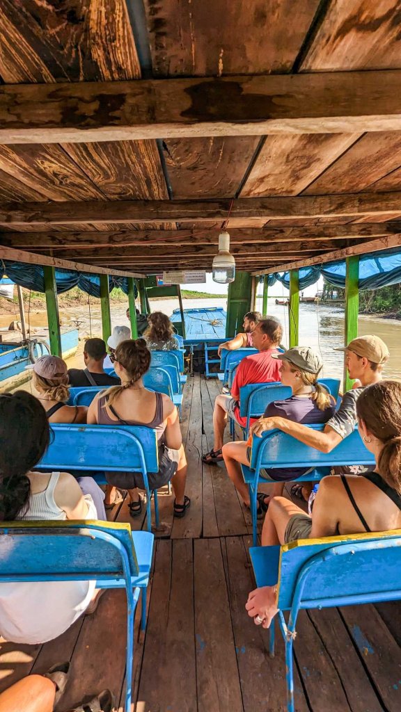Camboya - Lago Tonle - interior barco