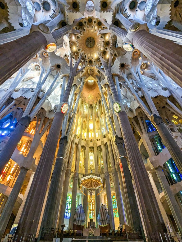 Barcelona - Sagrada Familia - interior bosque de columnas