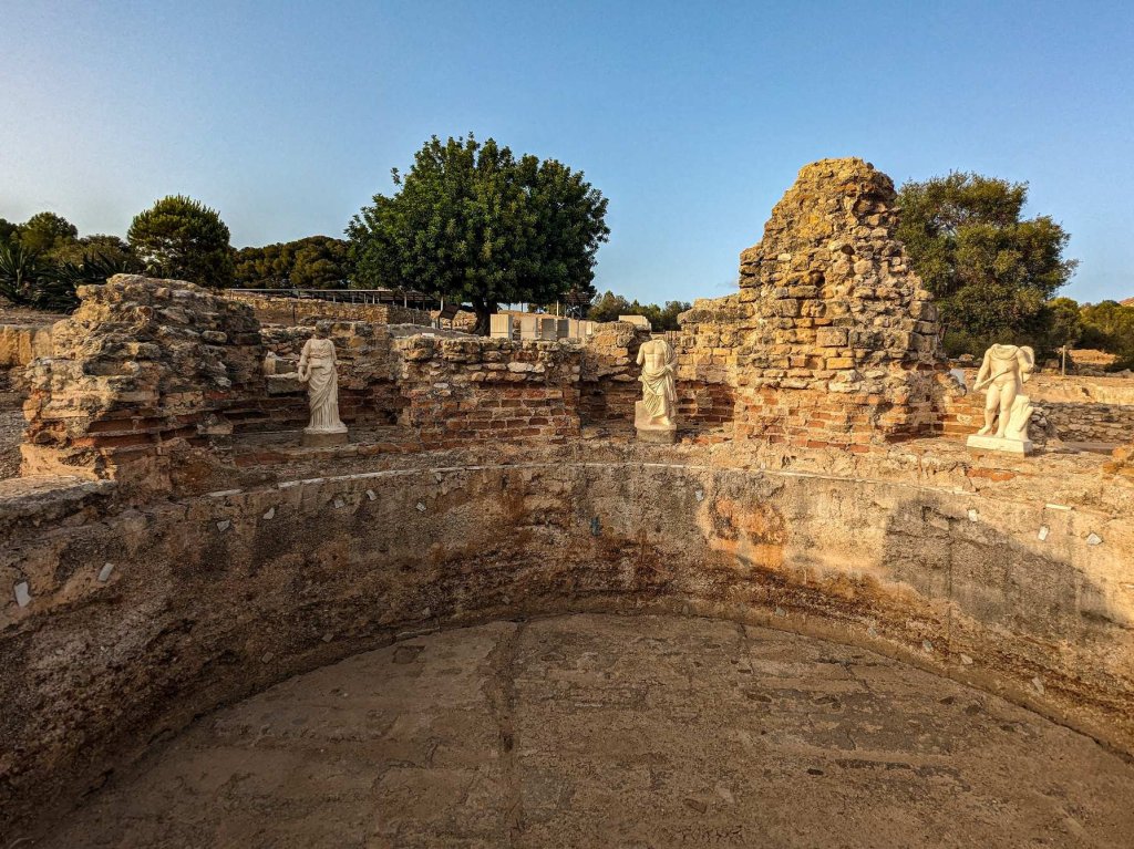 Tarragona - Altafulla - Vil·la Romana d'Els Munts - estatuas