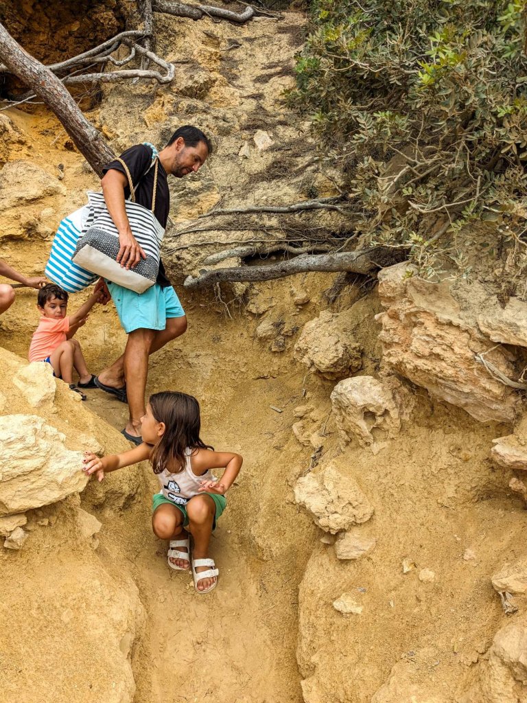 Tarragones - Cala Mora - Cala Fonda, camí que baixa