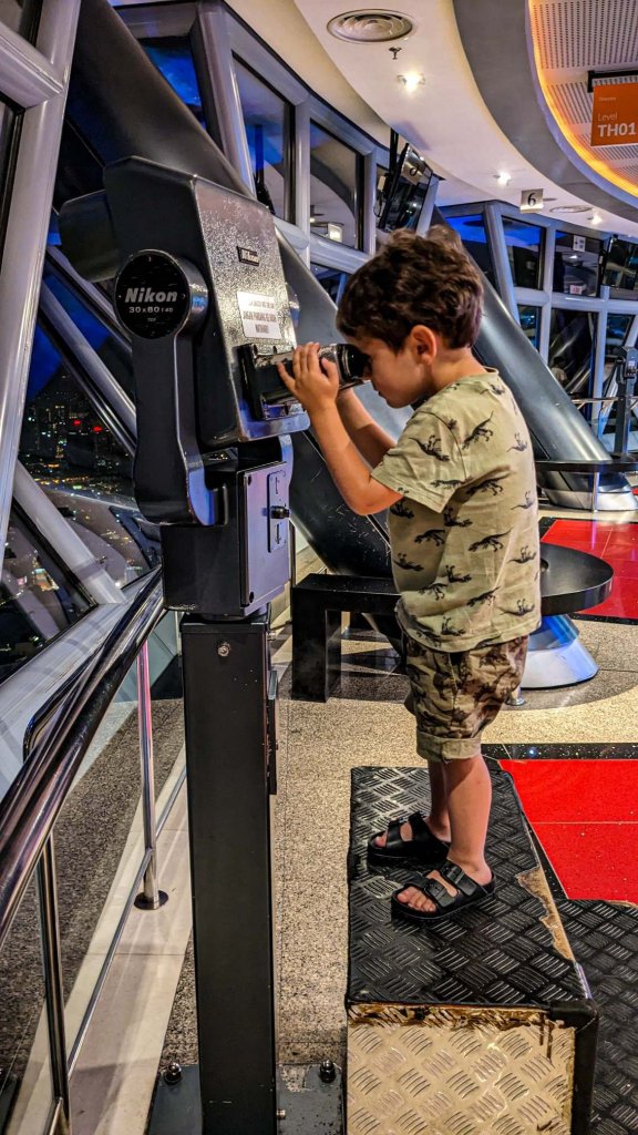 Kuala Lumpur - Malasia- Torre Menara, prismáticos mirador