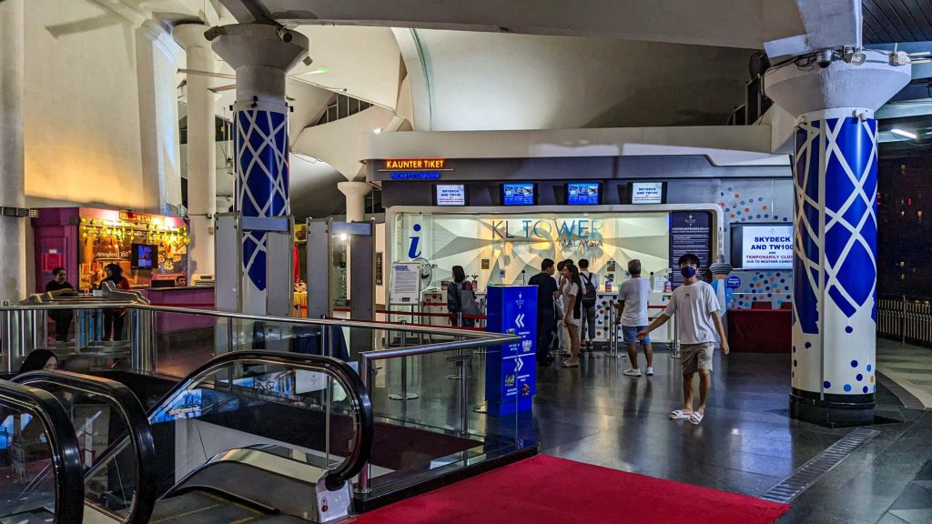 Kuala Lumpur - Malasia- Torre Menara, hall de acceso y taquillas