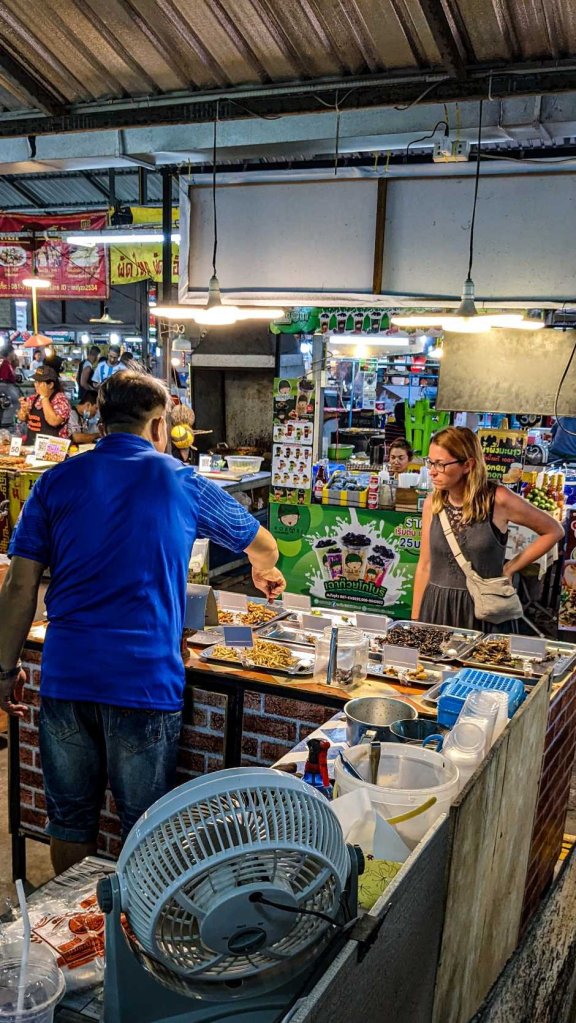 Phuket - Naka nightmarket - Tailandia - tienda de bichos para comer