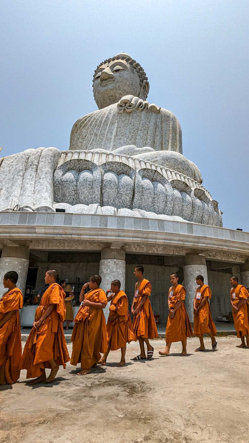 Phuket - Big buda - Tailandia - monjes bajo el Buda