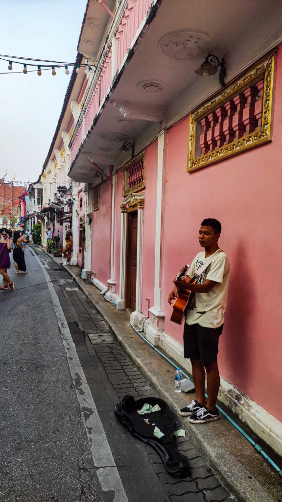 Phuket- Tailandia- Phuket Town - musico en calle Soi Rommani