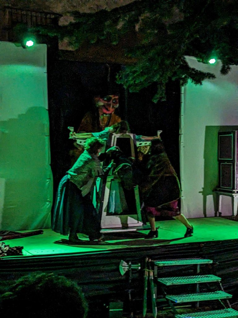 Macabre Park - Escenario con obra de teatro