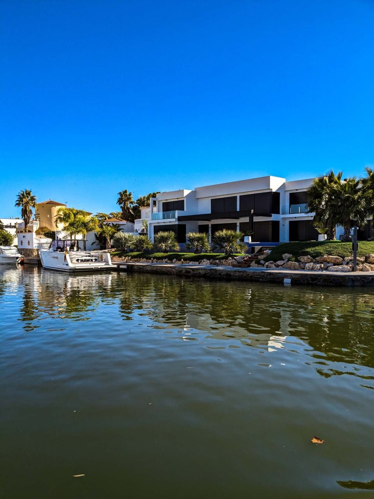 Empuriabrava - Visita en barco - Vista de casas