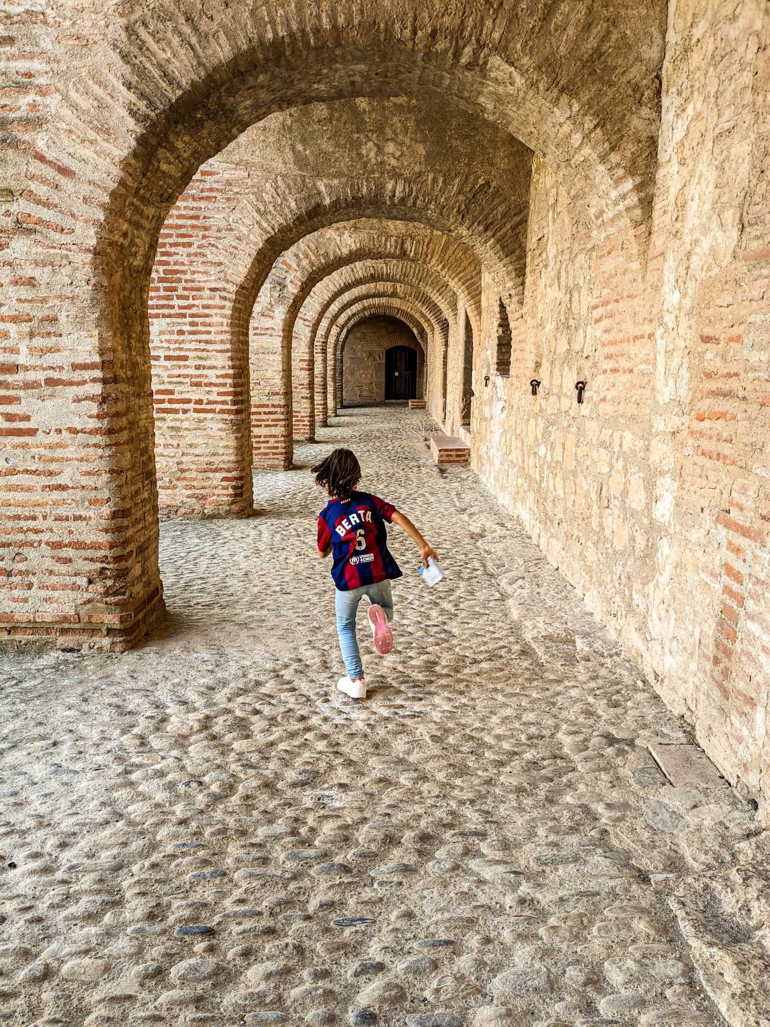 Francia - Fortaleza de Salses - Patio de armas - Galeria interior