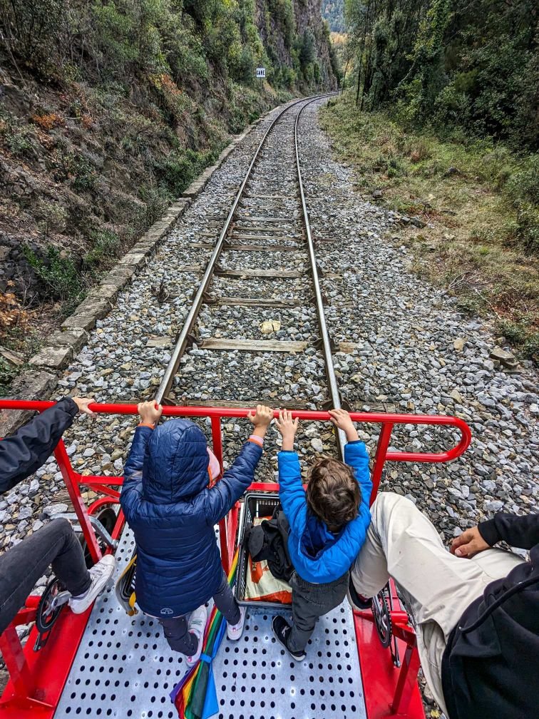 Francia - Axat - Vélorail- Niños en bici