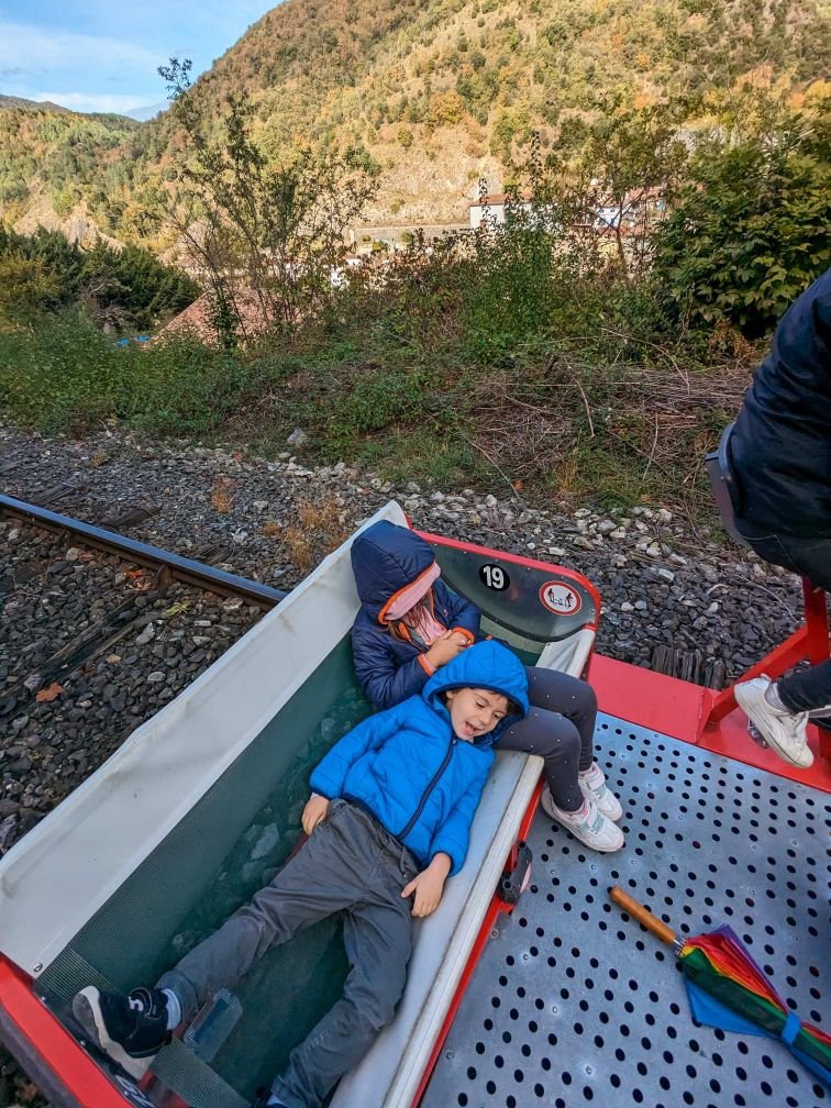 Francia - Axat - Vélorail- Niños en bici