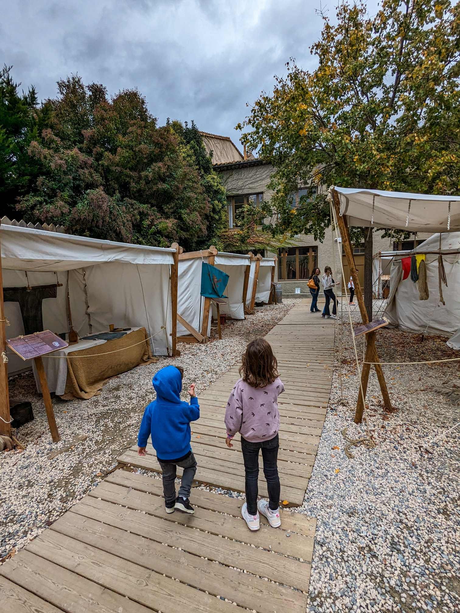 Carcassonne - Camp medieval - conjunto de casetas
