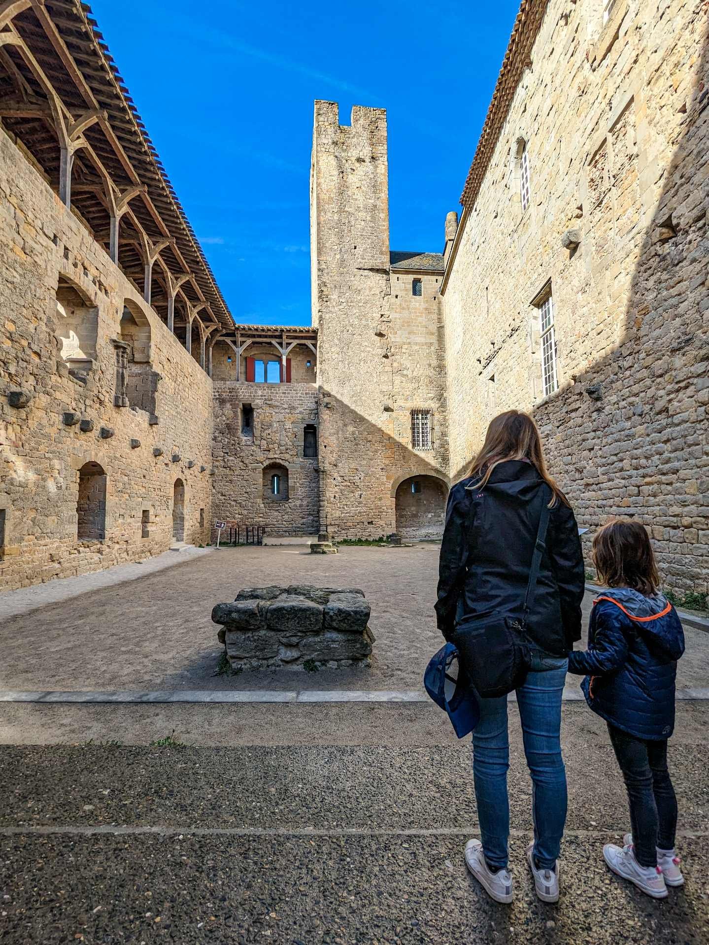 Carcassonne - Patio interior desde la muralla - Coro