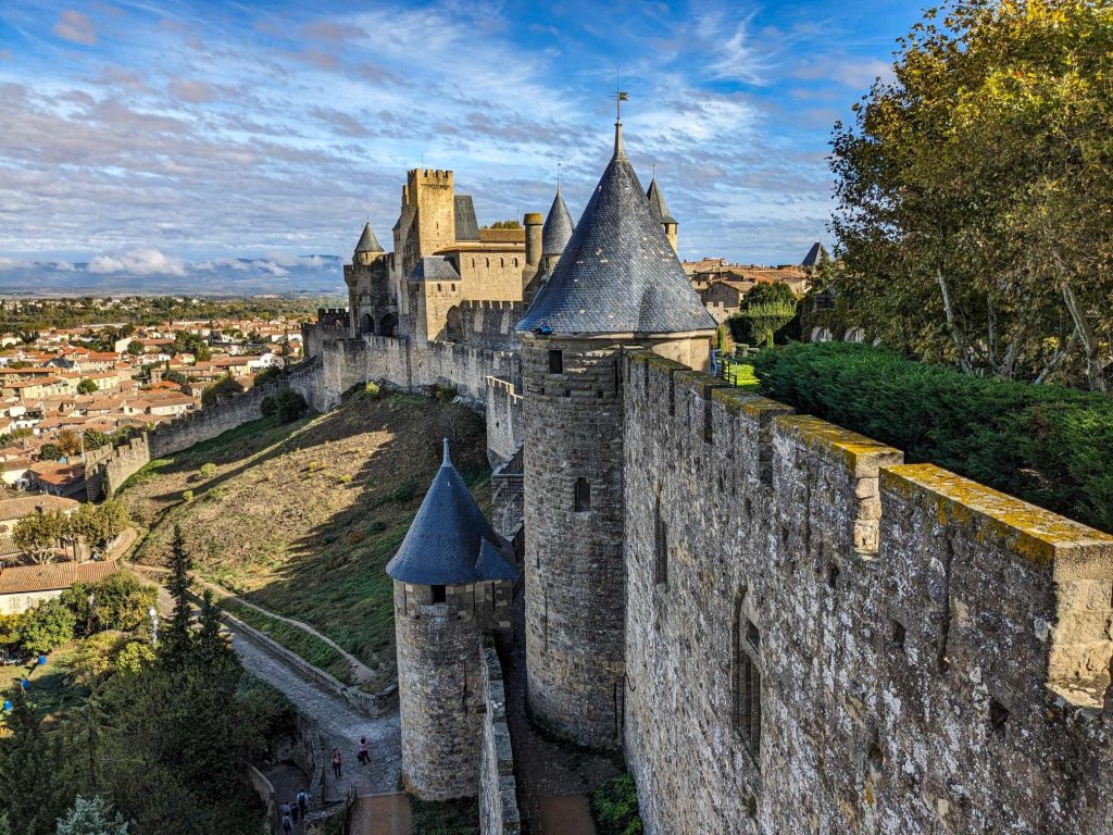 Carcassonne - Porte d'Aude y castillo al fondo