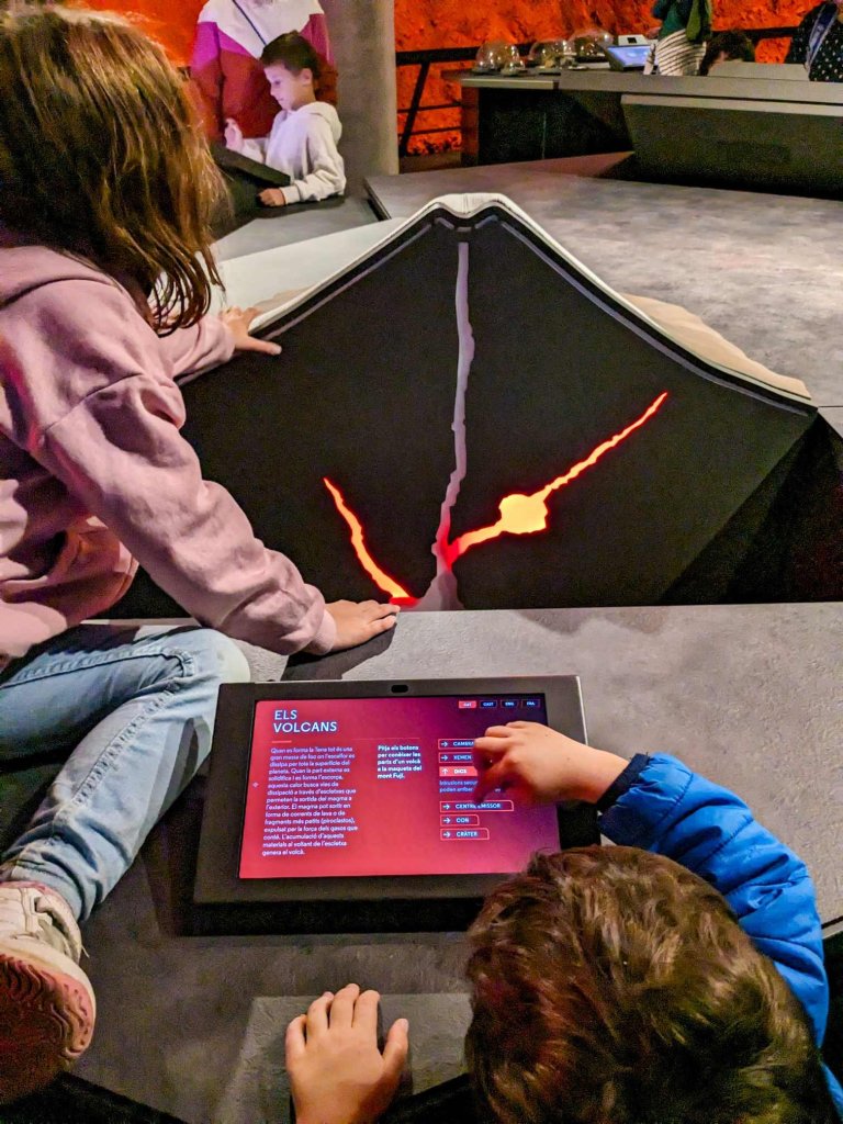 Olot - Espai Cràter - Simulación visual e interactiva de las partes de un volcán