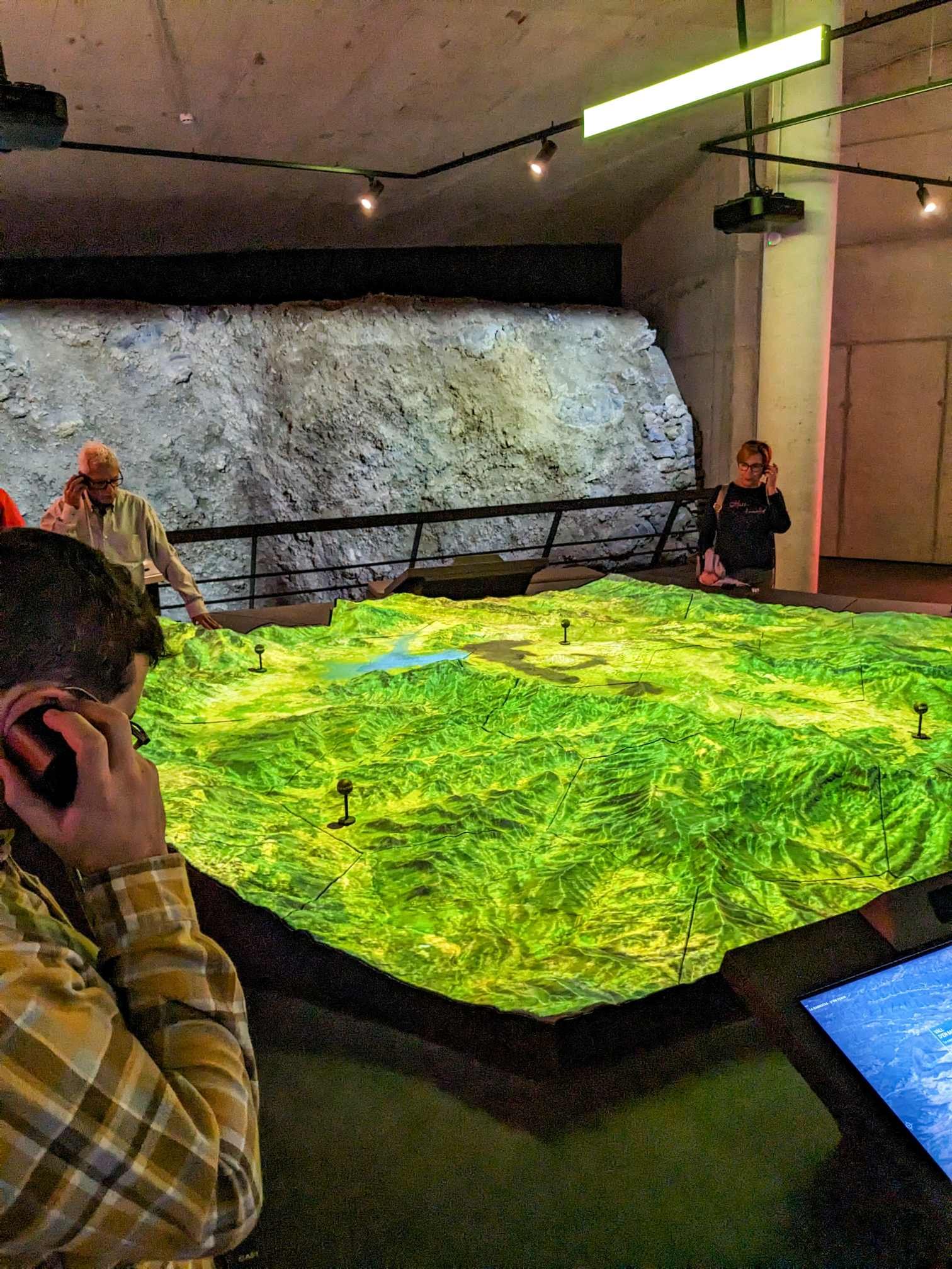 Olot - Espai Cràter - Maqueta y proyección de la zona de la Garrotxa