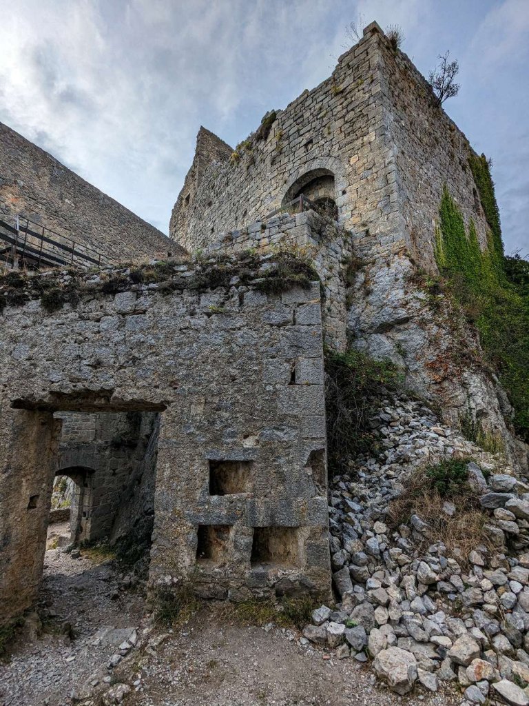 Francia - Castillo de Puilaurens - Camino de acceso - Puerta principal