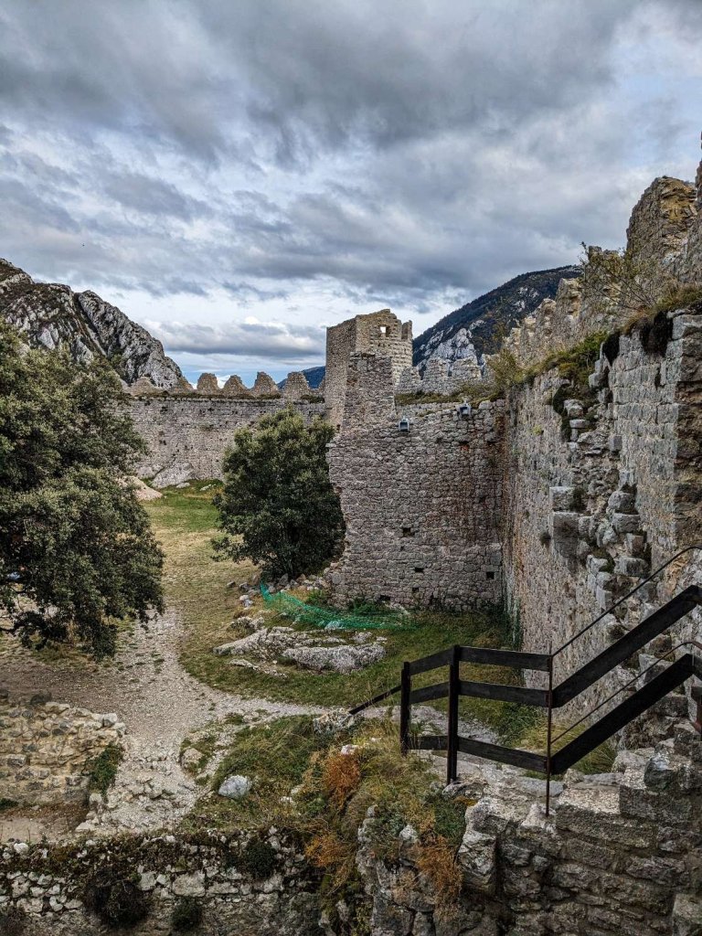 Francia - Castillo de Puilaurens - Imagen del patio desde el castillo alto