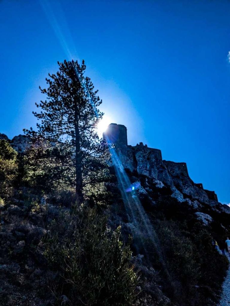 Francia - Ruta Cátara - Queribus - Vista del castillo desde el camino