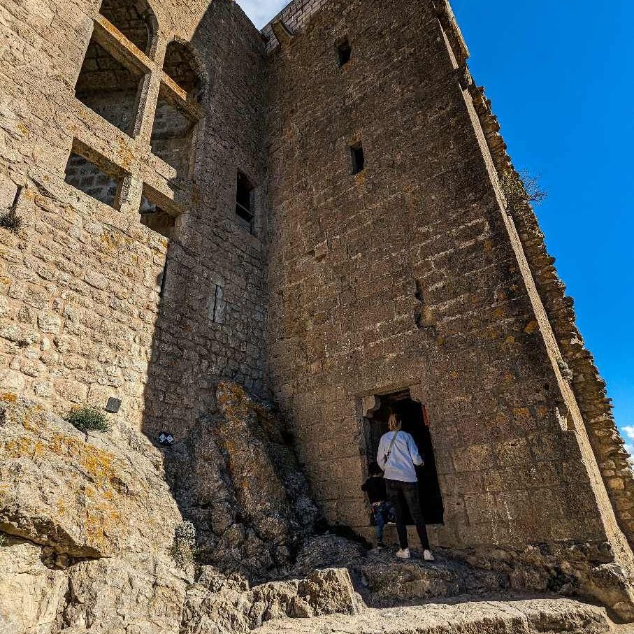 Francia - Ruta Cátara - Queribus - Fachada principal y acceso al interior