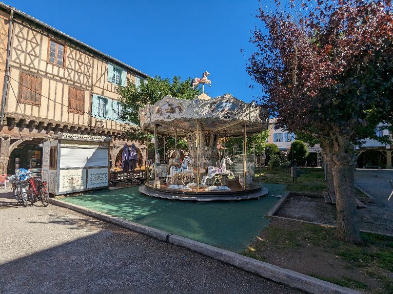 Francia - Mirepoix - Ruta Cátara - Place des Couverts Carrousel