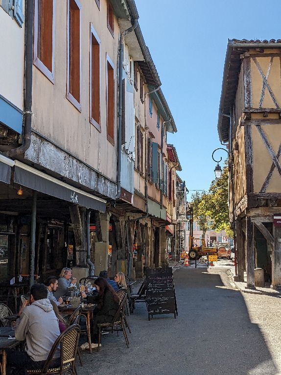Francia - Mirepoix - Ruta Cátara - Place des Couverts Terrazas de bares
