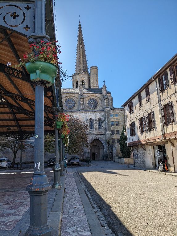 Francia - Mirepoix - Ruta Cátara - Place des Couverts Catedral y la Halle