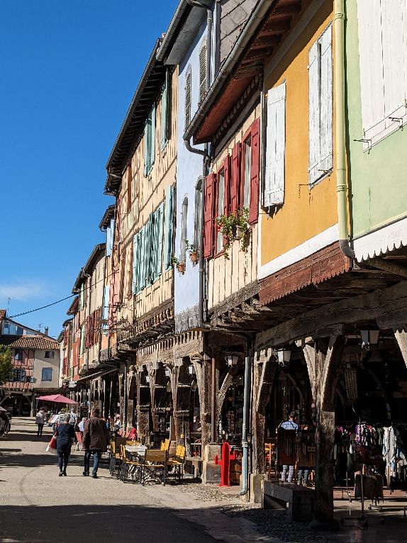 Francia - Mirepoix - Ruta Cátara - Place des Couverts plaza de porches