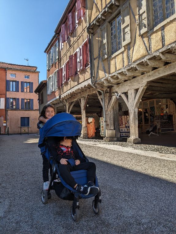 Francia - Mirepoix - Ruta Cátara - Place des Couverts niños